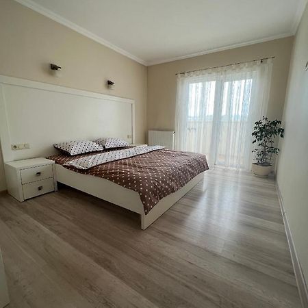 Затишні Апартаменти Two Tsjernivsi Buitenkant foto